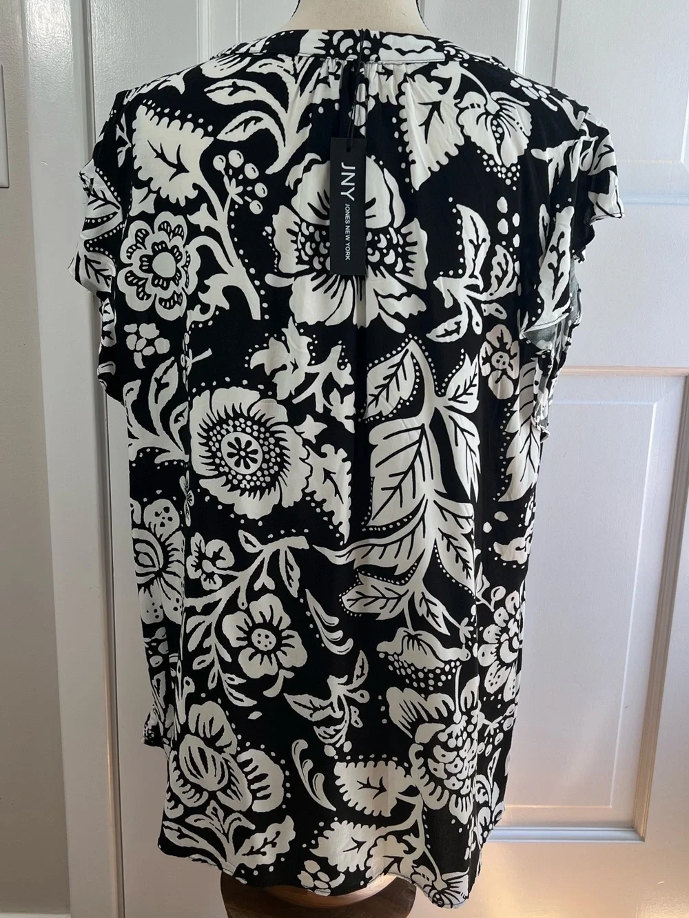 NEW Jones NY Black & White Floral V-Neck Women's Flutter Sleeve Top, Size 1X